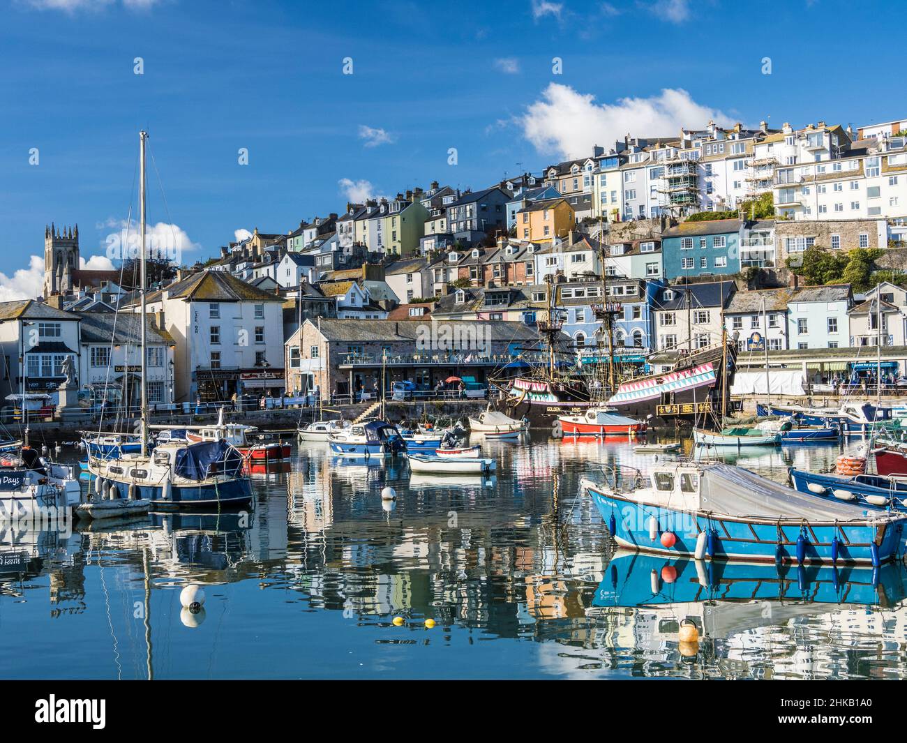 Une journée ensoleillée à Brixham dans le sud du Devon. Banque D'Images