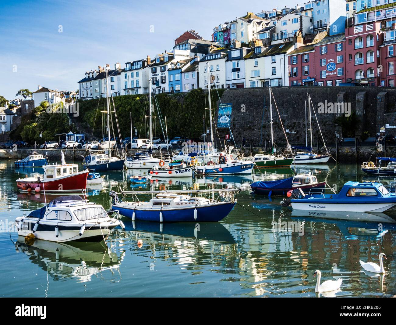 Une journée ensoleillée à Brixham dans le sud du Devon. Banque D'Images