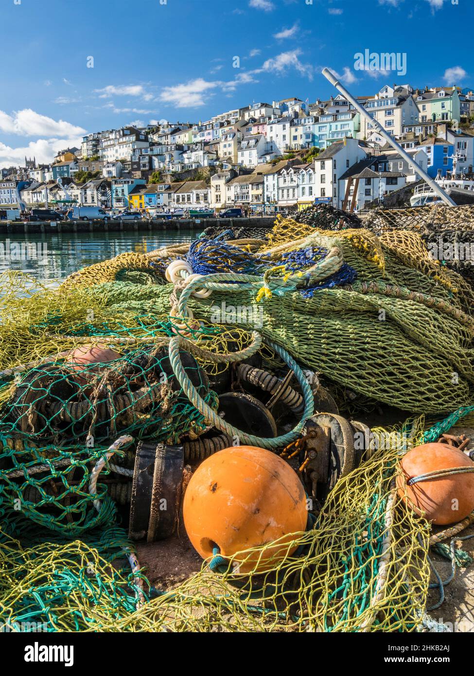 Une journée ensoleillée dans le port de pêche de Brixham dans le sud du Devon. Banque D'Images