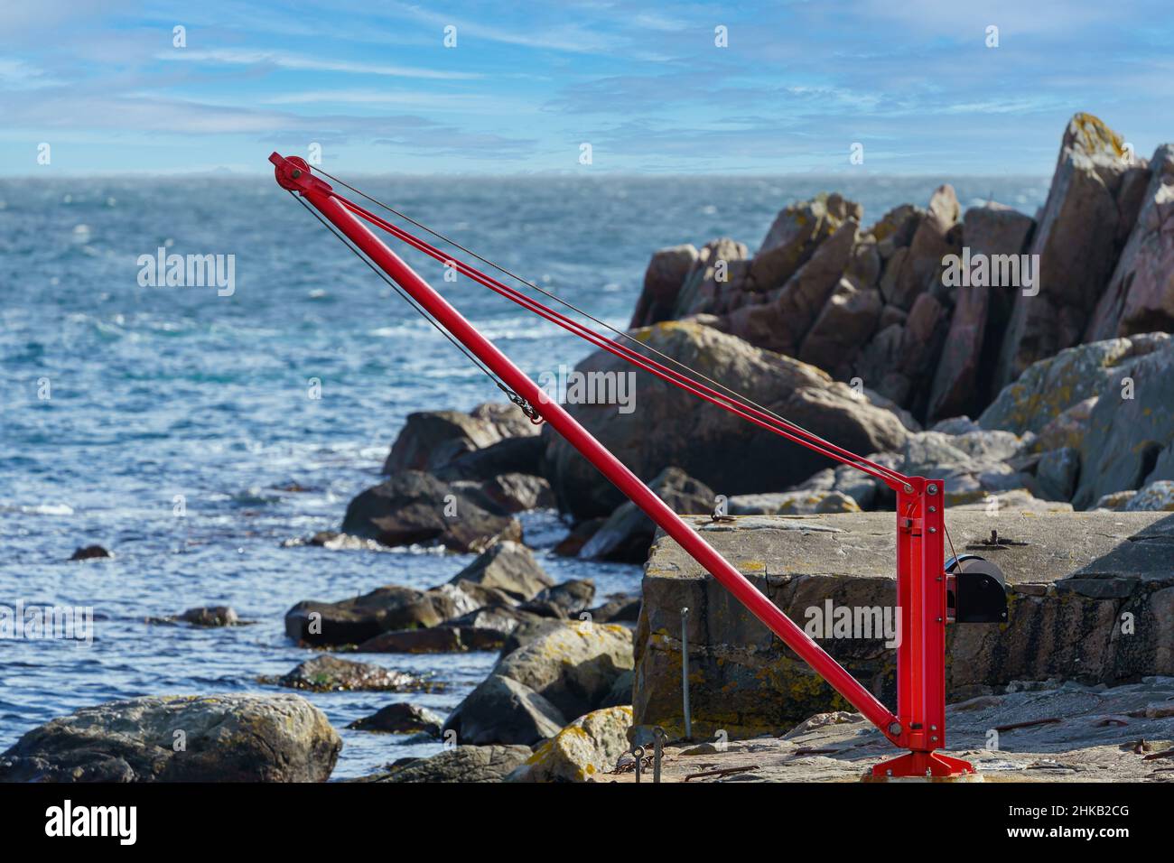 LINDESNES, NORVÈGE- SEPTEMBRE 08. Ancienne grue en fer rouge pour soulever des bateaux à coque au phare de Lindesnes. Banque D'Images