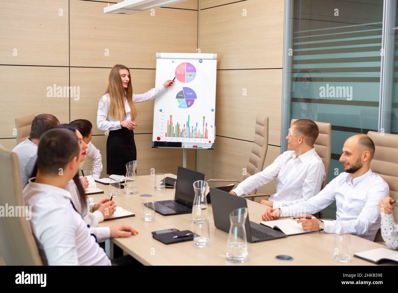 une équipe de spécialistes s'est réunie pour une conférence au bureau Banque D'Images