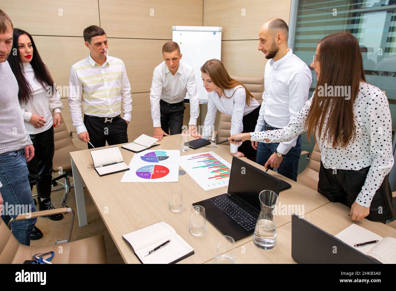 une équipe de spécialistes s'est réunie pour une conférence au bureau Banque D'Images