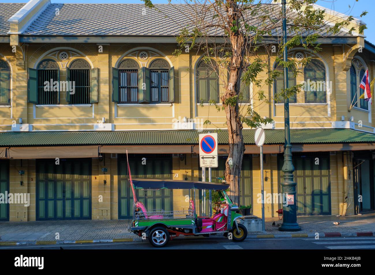 Vieux magasins traditionnels de Maharat Road dans la vieille ville (Phra Nakhon) de Bangkok, Thaïlande, un tuk-tuk (taxi à trois roues) garé en face Banque D'Images