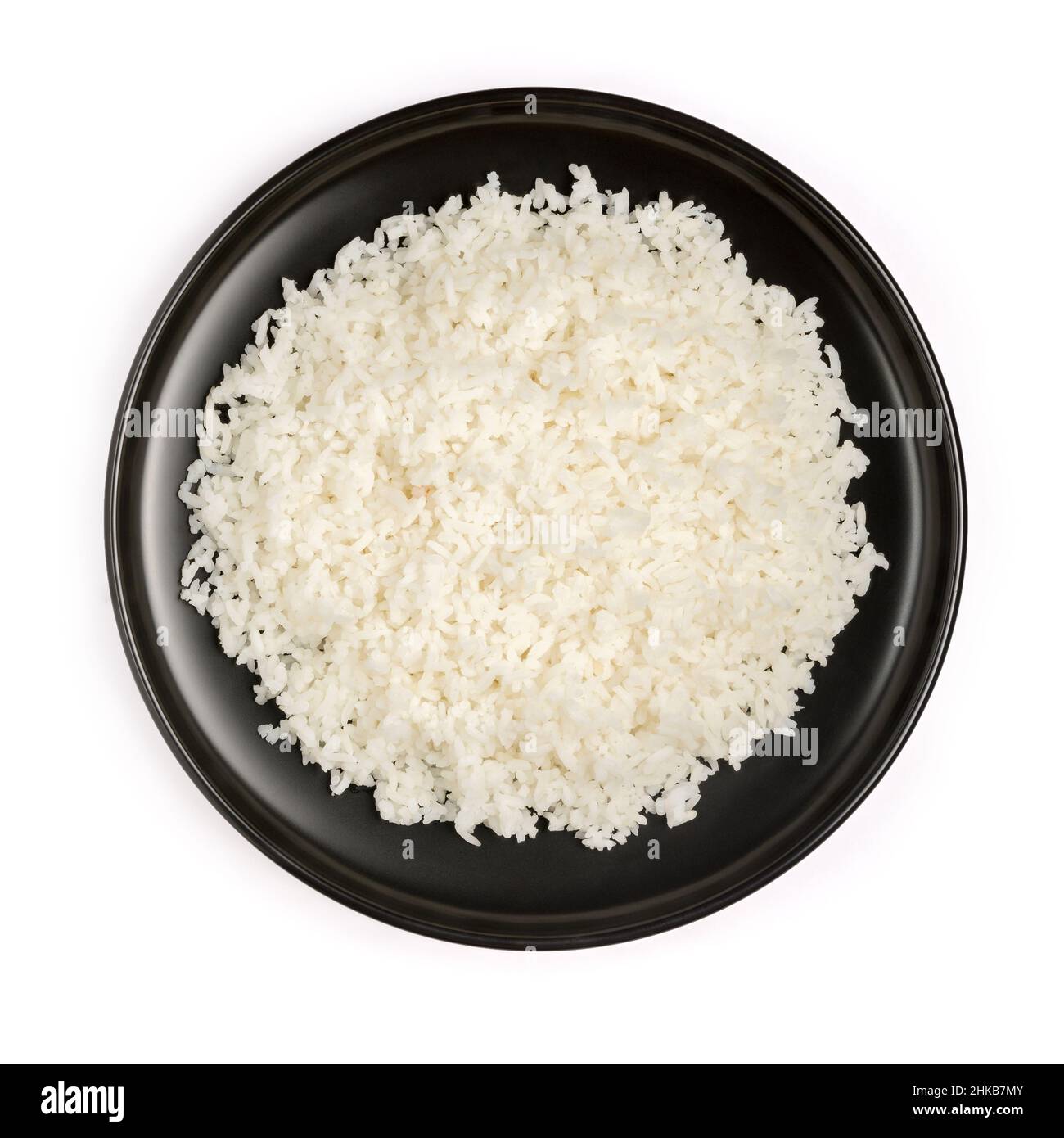 assiette de riz blanc cuit, isolée sur fond blanc, vue rapprochée prise