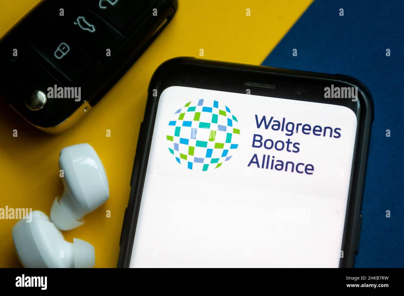 Sur cette photo, un logo Walgreens Boots Alliance apparaît sur un smartphone. Banque D'Images