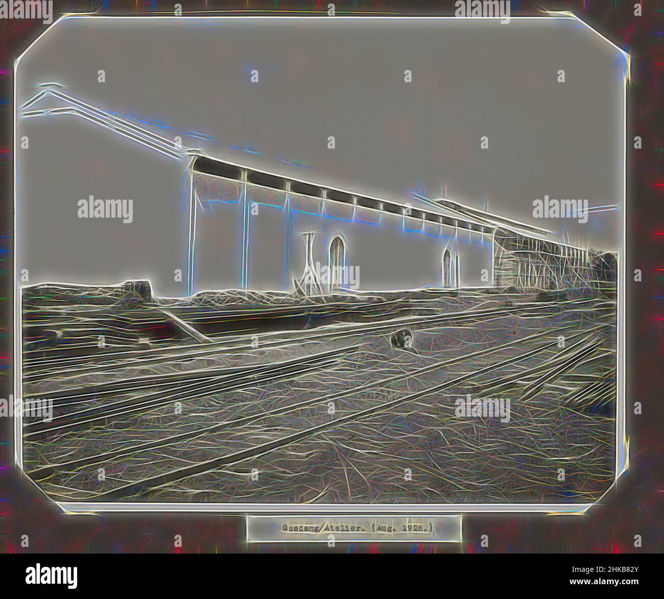 Inspiré par Goedang/atelier. (Août 1926.), Construction du hangar et atelier à l'usine, août 1926. Partie de l'album photo avec des photos de la construction de l'usine de sucre à Goenoengsari sur l'est de Java par les Handels Vereniging Amsterdam 1926-1927., Oost-Java, août-1926, gélatine d'argent, réimaginé par Artotop. L'art classique réinventé avec une touche moderne. Conception de lumière chaleureuse et gaie, de luminosité et de rayonnement de lumière. La photographie s'inspire du surréalisme et du futurisme, embrassant l'énergie dynamique de la technologie moderne, du mouvement, de la vitesse et révolutionne la culture Banque D'Images