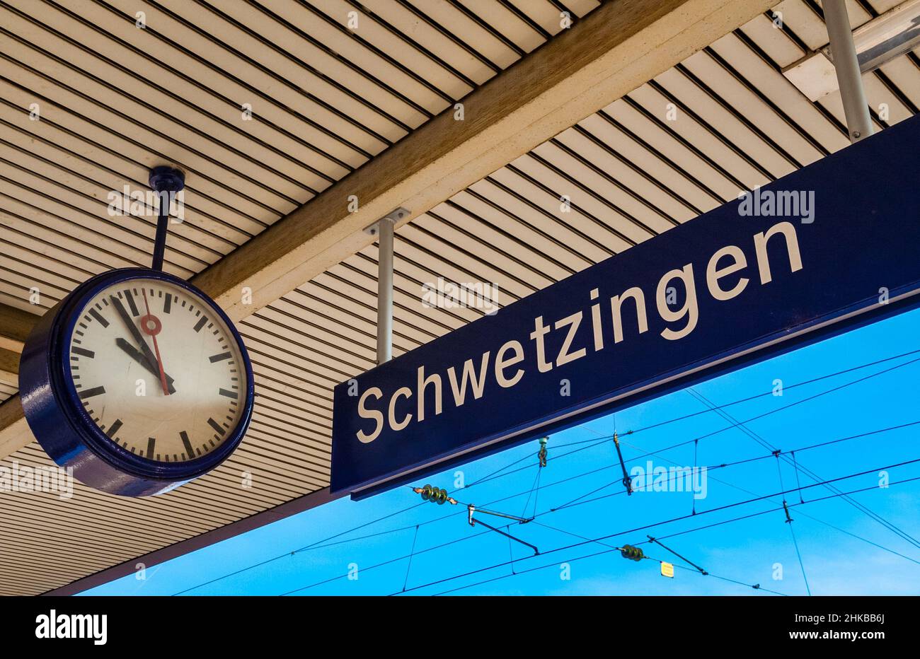 Vue de près d'un panneau typique de la ville dans une gare en Allemagne. Le panneau montre Schwetzingen, une ville allemande dans le nord-ouest du Bade-Wurtemberg,... Banque D'Images