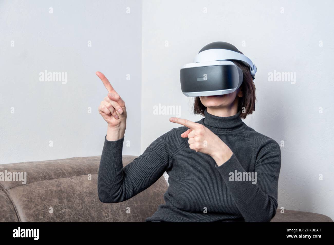 Une jeune fille utilisant un casque vr est dans le cyberespace de réalité  virtuelle.Le concept du métaverse, de la réalité virtuelle, de l'univers  social virtuel.Le futur numérique te Photo Stock - Alamy
