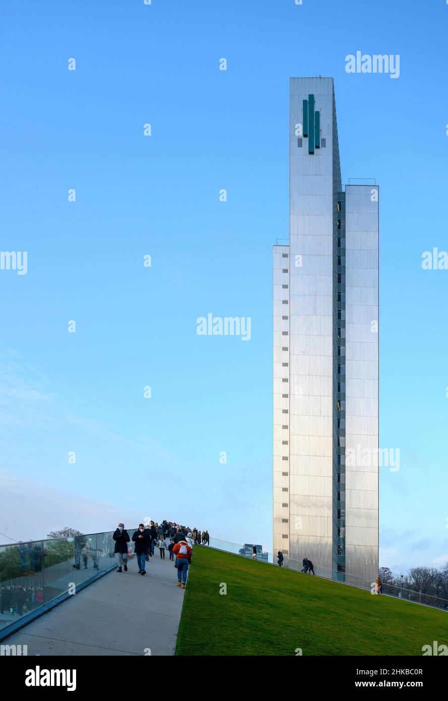 Dreischeibenhaus et colline à la Köbogen à Düsseldorf, NRW, Allemagne sur 11.12.2021 Banque D'Images
