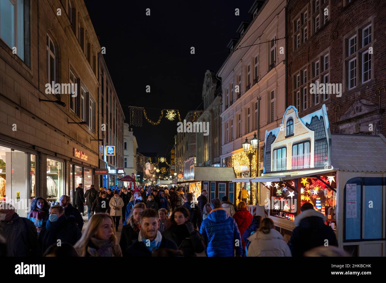 Les acheteurs de la vieille ville de Düsseldorf, NRW, Allemagne sur 11.12.2021 Banque D'Images
