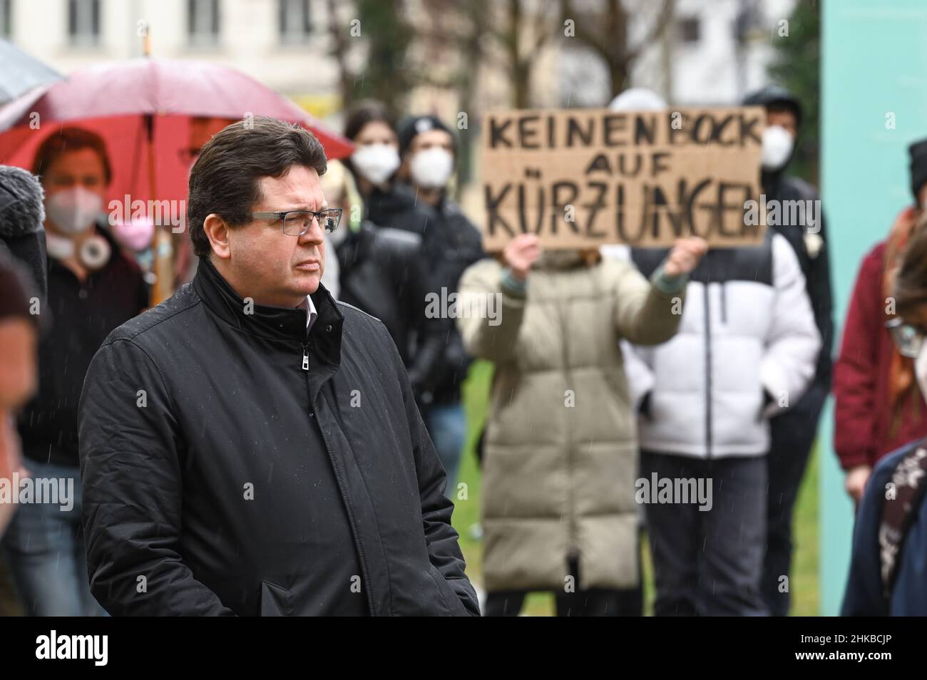 03 février 2022, Saxe-Anhalt, Halle (Saale): Professeur de l'Université Christian Tietje a fait face aux manifestants lors du rassemblement contre le plan d'austérité prévu à l'Université de Halle.Le rassemblement a été appelé par l'alliance d'action #MLUnterfinanziert, qui proteste contre l'annulation de fonds par le gouvernement de l'État pour le personnel dans presque tous les secteurs de l'université.L'occasion du rassemblement est la réunion suivante du Sénat de l'Université Martin Luther Halle-Wittenberg.Photo: Heiko Rebsch/dpa-Zentralbild/dpa Banque D'Images