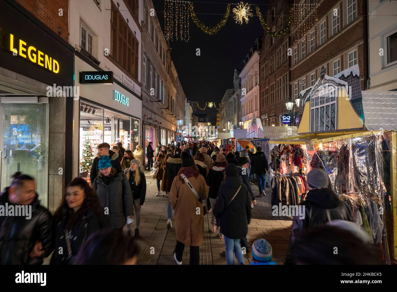 Les acheteurs de la vieille ville de Düsseldorf, NRW, Allemagne sur 11.12.2021 Banque D'Images