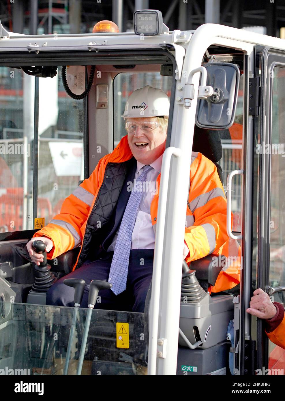 Le Premier ministre Boris Johnson dans l'ACR d'un creuseur de construction lors d'une visite à Talbot Gateway à Blackpool.Date de la photo : jeudi 3 février 2022. Banque D'Images