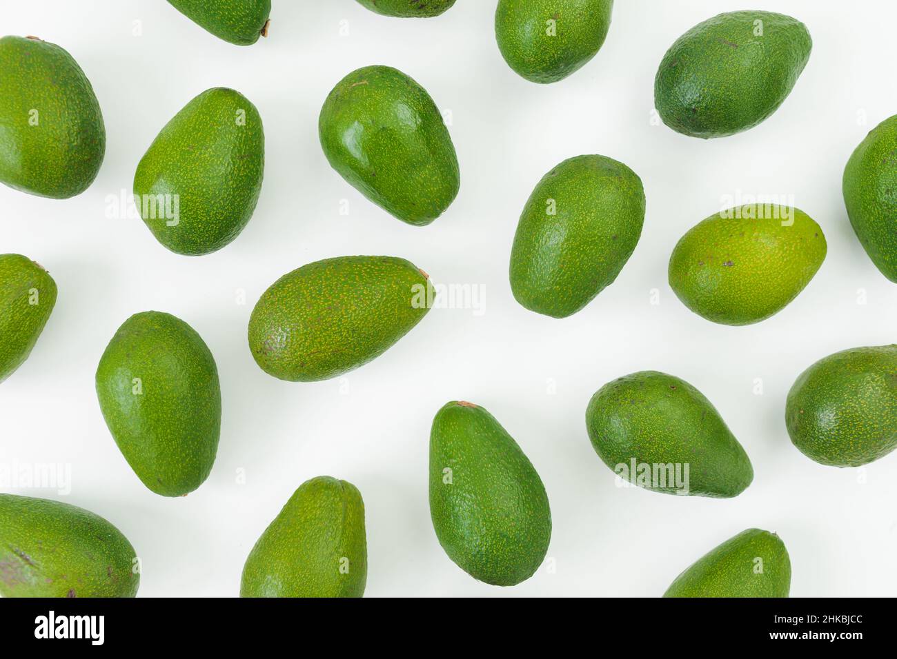 Motif en Avocados sur fond blanc.Flat lay, vue de dessus.Concept d'alimentation saine. Banque D'Images