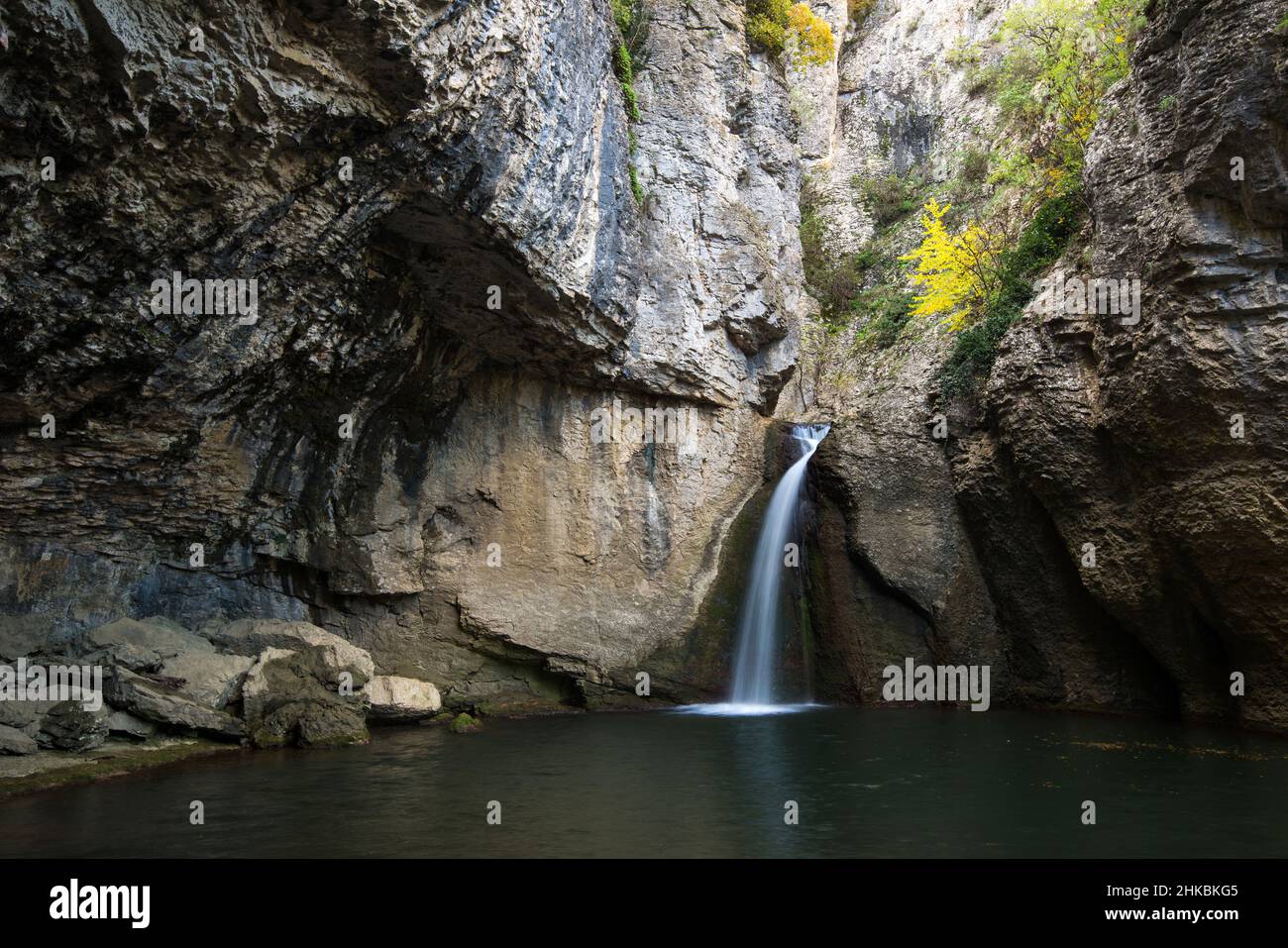 La cascade de Momin Skok près d'Emen en Bulgarie - paysage d'automne Banque D'Images