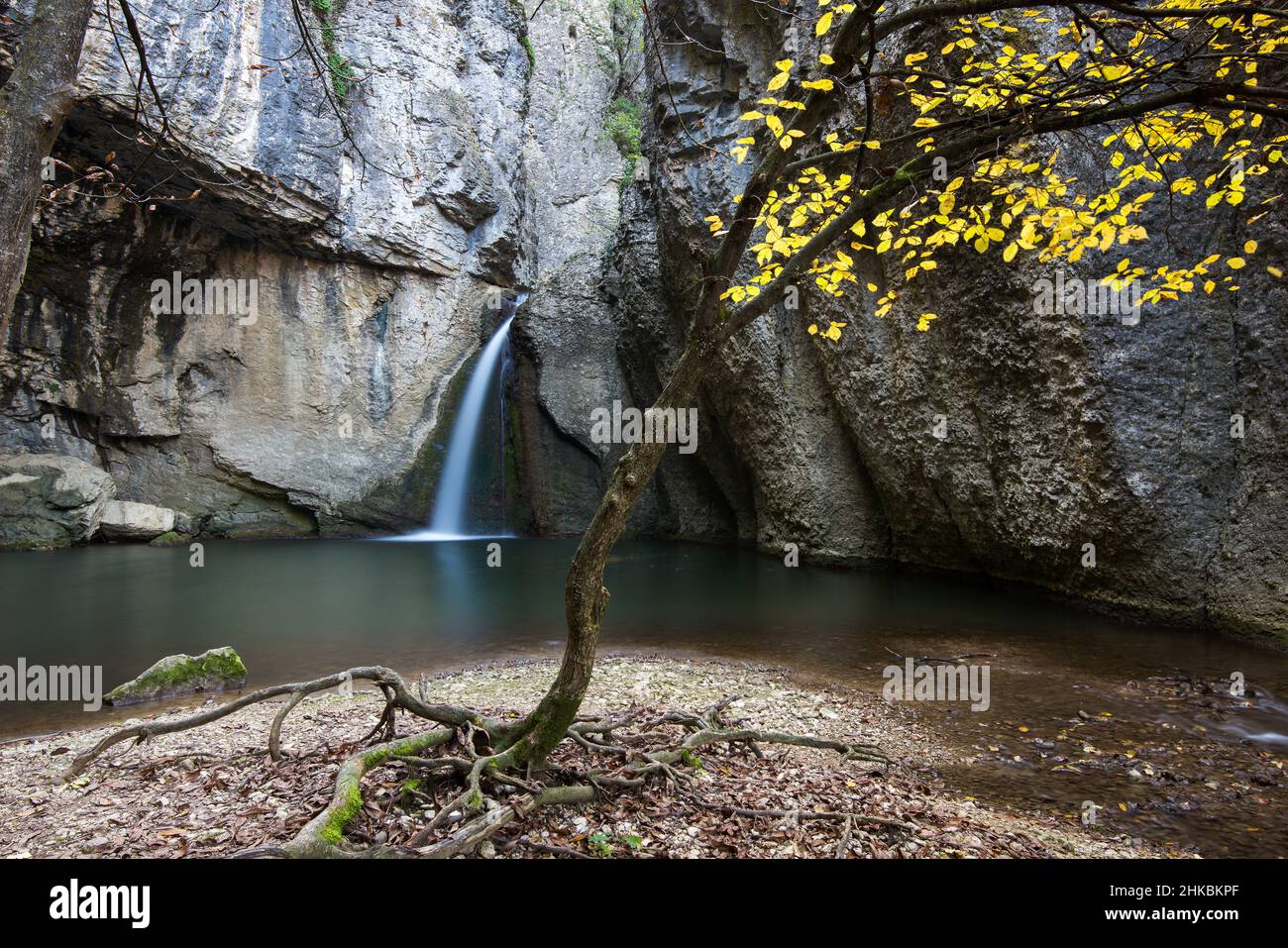 La cascade de Momin Skok près d'Emen en Bulgarie - paysage d'automne Banque D'Images