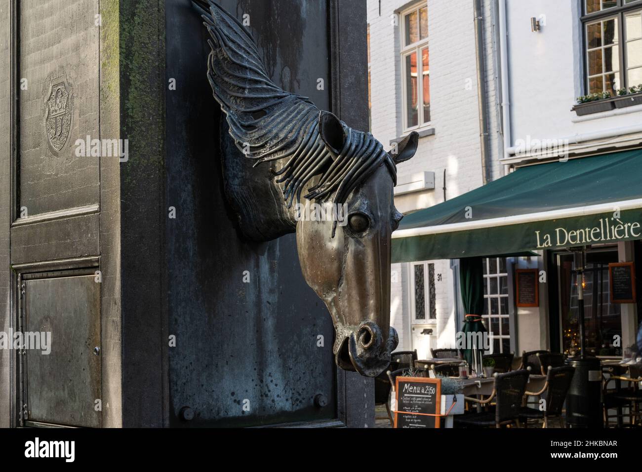 La fontaine à cheval dans la vieille ville de Bruges, Belgique.Le centre-ville historique est un site classé au patrimoine mondial de l'UNESCO Banque D'Images