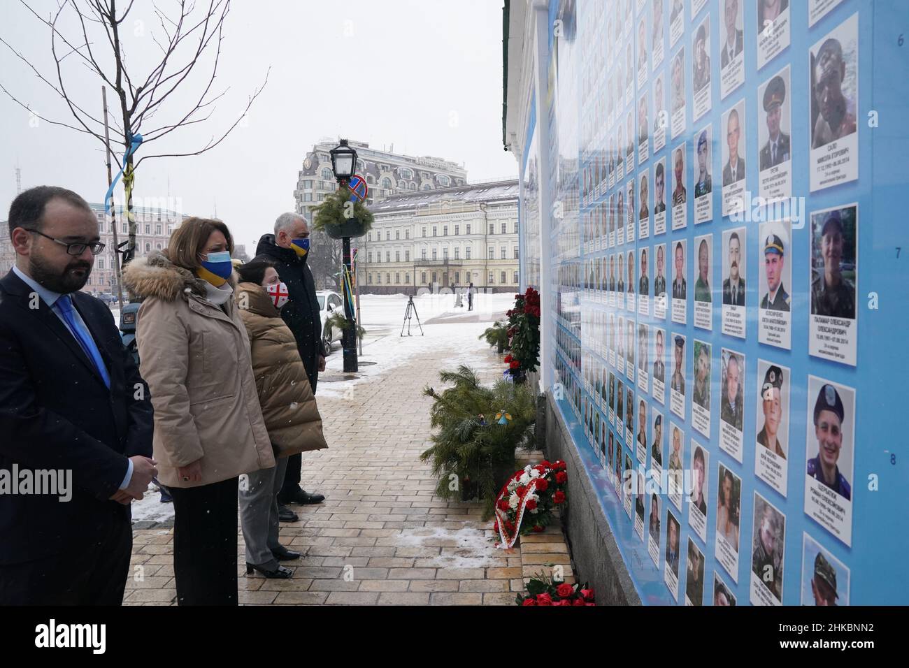 Kiev, Ukraine.3rd févr. 2022.Salame Samadashvili, députée parlementaire de Géorgie, rend hommage au mur de commémoration de la chute de la guerre Russie-Ukraine 2014-aujourd'hui le 3 février 2022 à Kiev, Ukraine.(Image de crédit : © Bryan Smith/ZUMA Press Wire) Banque D'Images