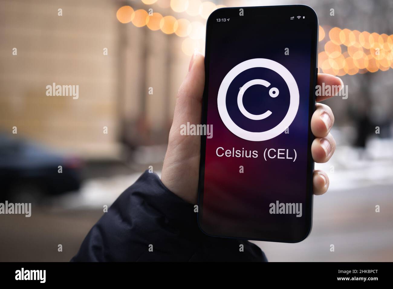 Kharkov, Ukraine - 2 février 2022 : symbole de pièce Celsius CEL.Commercer avec la crypto-monnaie, l'argent numérique et virtuel, la banque mobile.Main avec smartpho Banque D'Images