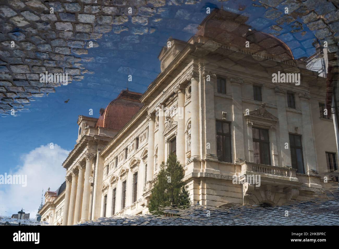 Après la pluie à Bucarest, Roumanie - reflet de la maison dans une flaque - image à l'envers Banque D'Images