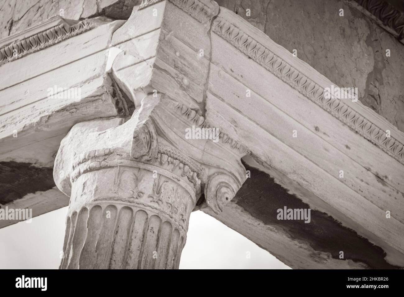 Image en noir et blanc des détails figures sculptures colonnes de l'Acropole d'Athènes avec des ruines étonnantes Parthénon et bleu nuage Banque D'Images
