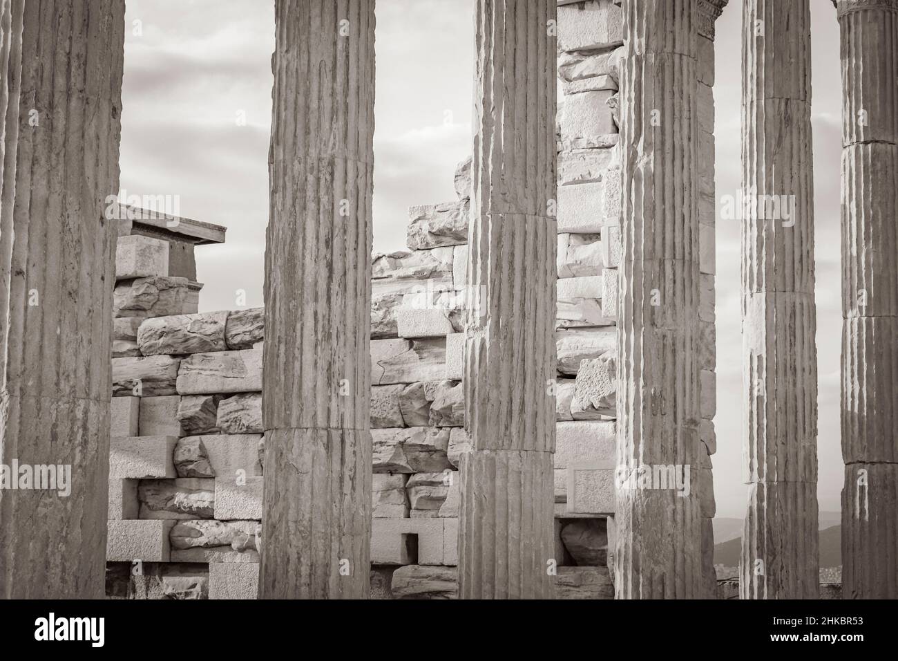Image en noir et blanc des détails figures sculptures colonnes de l'Acropole d'Athènes avec des ruines étonnantes Parthénon et bleu nuage Banque D'Images