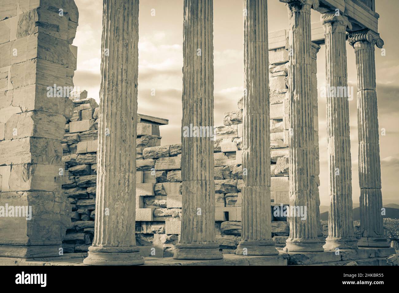Image en noir et blanc des détails figures sculptures colonnes de l'Acropole d'Athènes avec des ruines étonnantes Parthénon et bleu nuage Banque D'Images