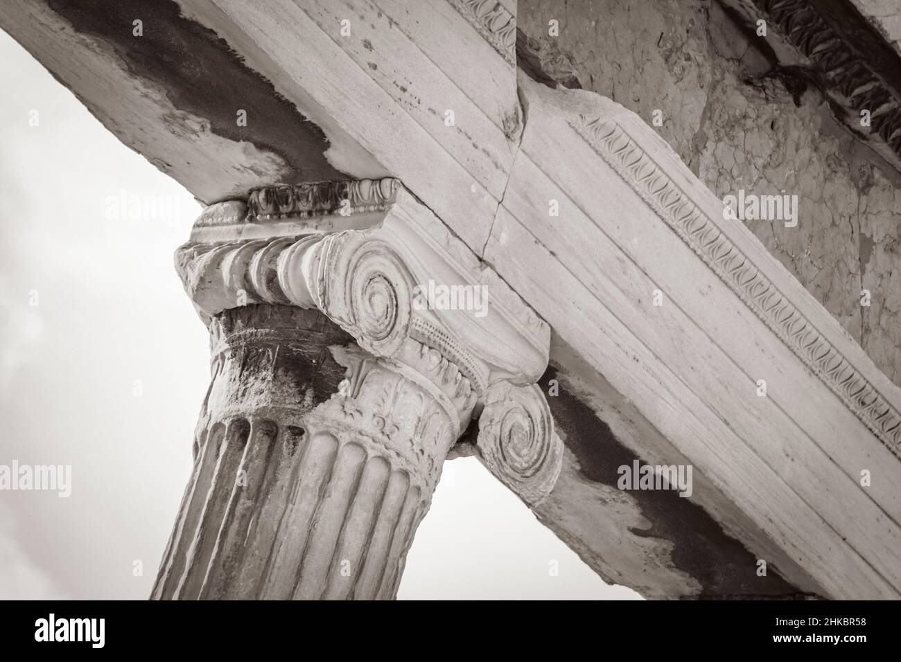 Image en noir et blanc des détails figures sculptures colonnes de l'Acropole d'Athènes avec des ruines étonnantes Parthénon et bleu nuage Banque D'Images