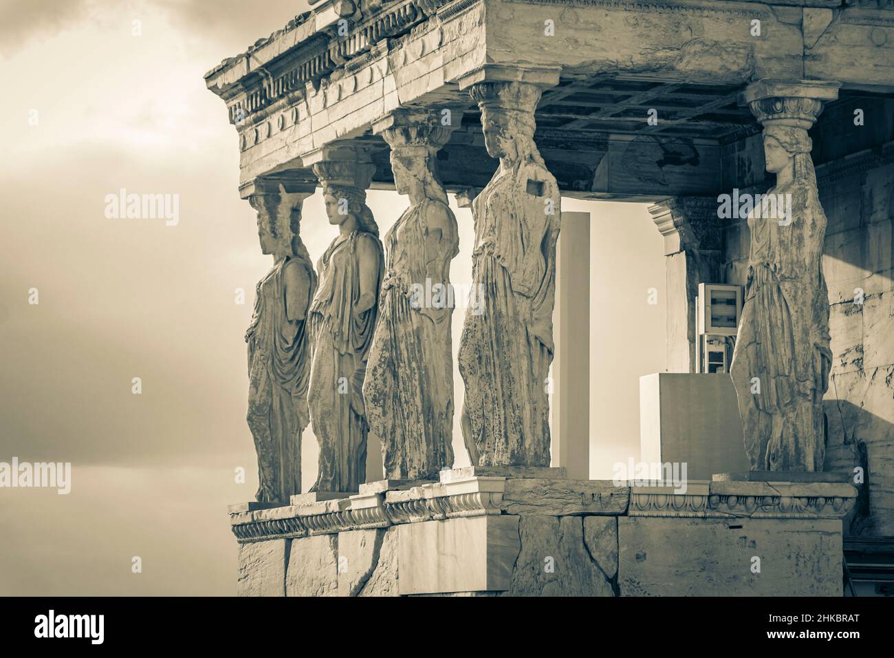 Image en noir et blanc des détails figures sculptures colonnes de l'Acropole d'Athènes avec des ruines étonnantes Parthénon et bleu nuage Banque D'Images