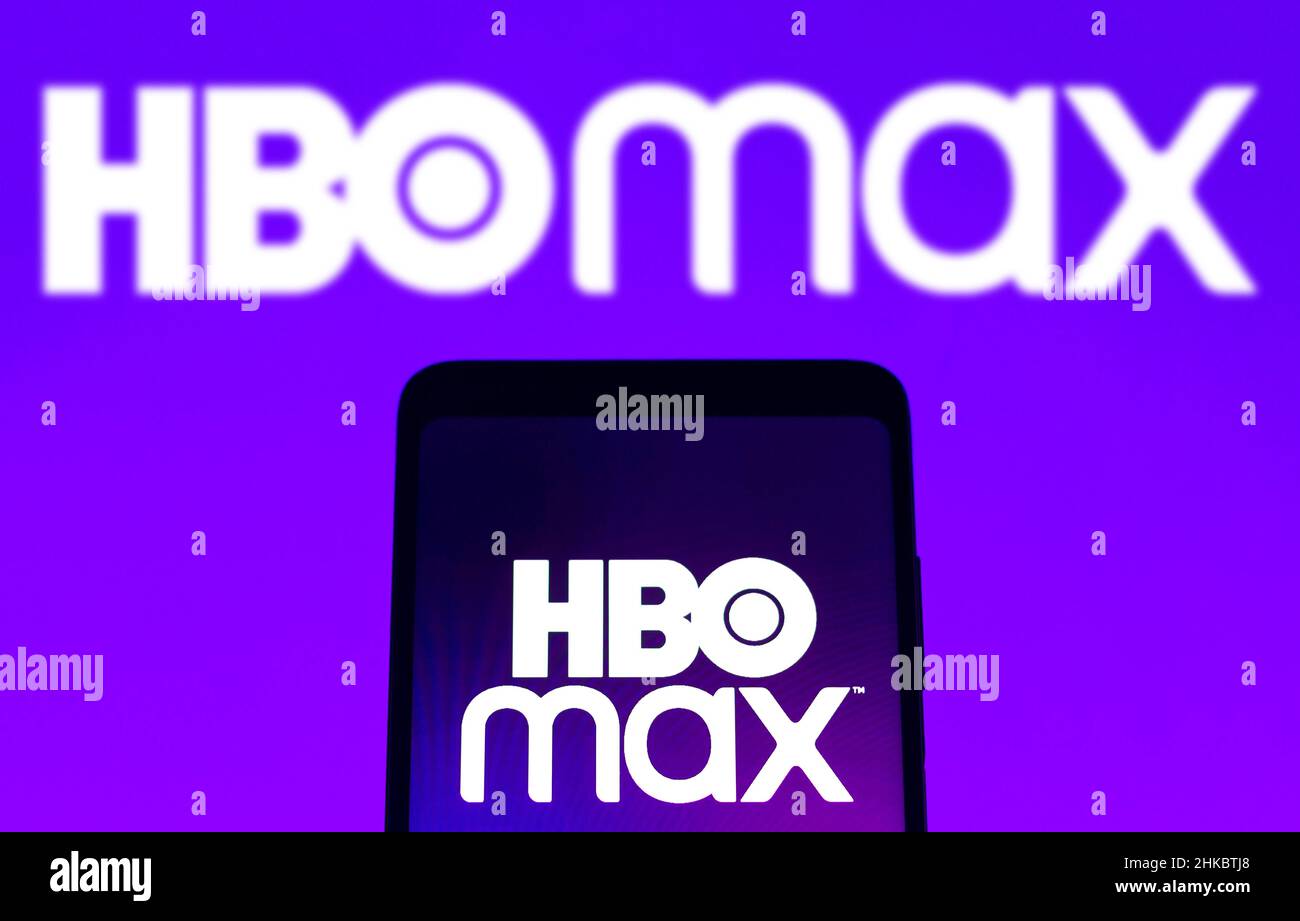 Dans cette illustration, le logo HBO Max s'affiche sur l'écran d'un smartphone et en arrière-plan. Banque D'Images