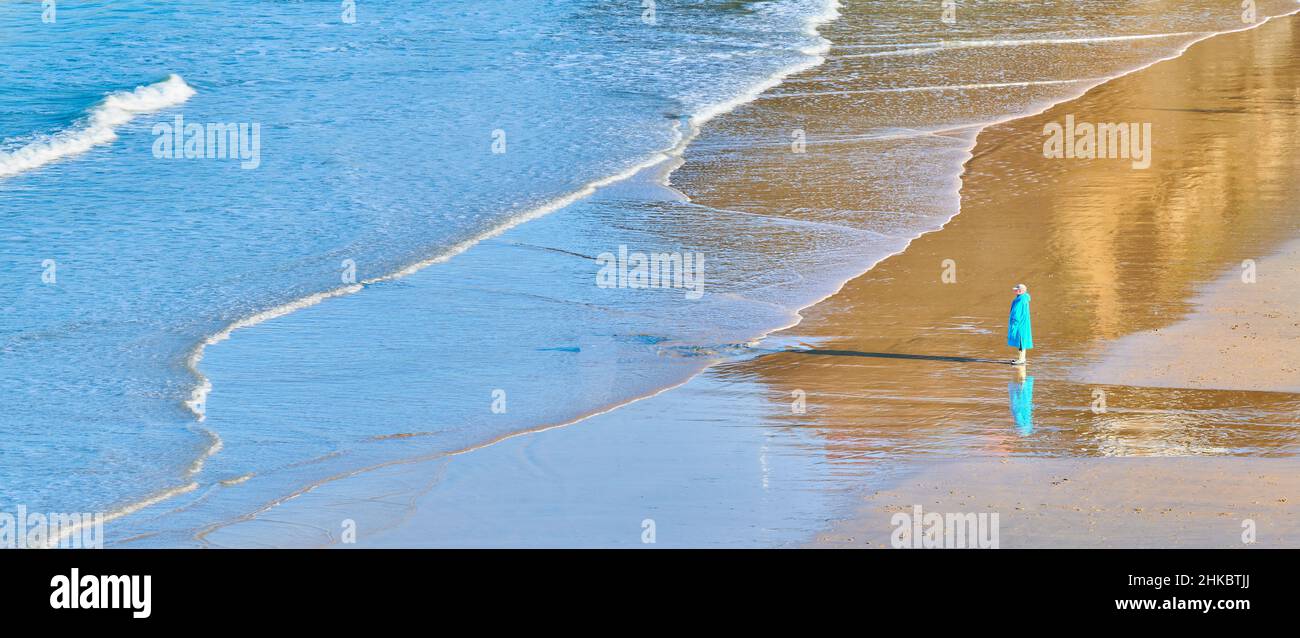 Personne solitaire sur une plage de Towan déserte, Newquay, Cornwall, Angleterre. Banque D'Images