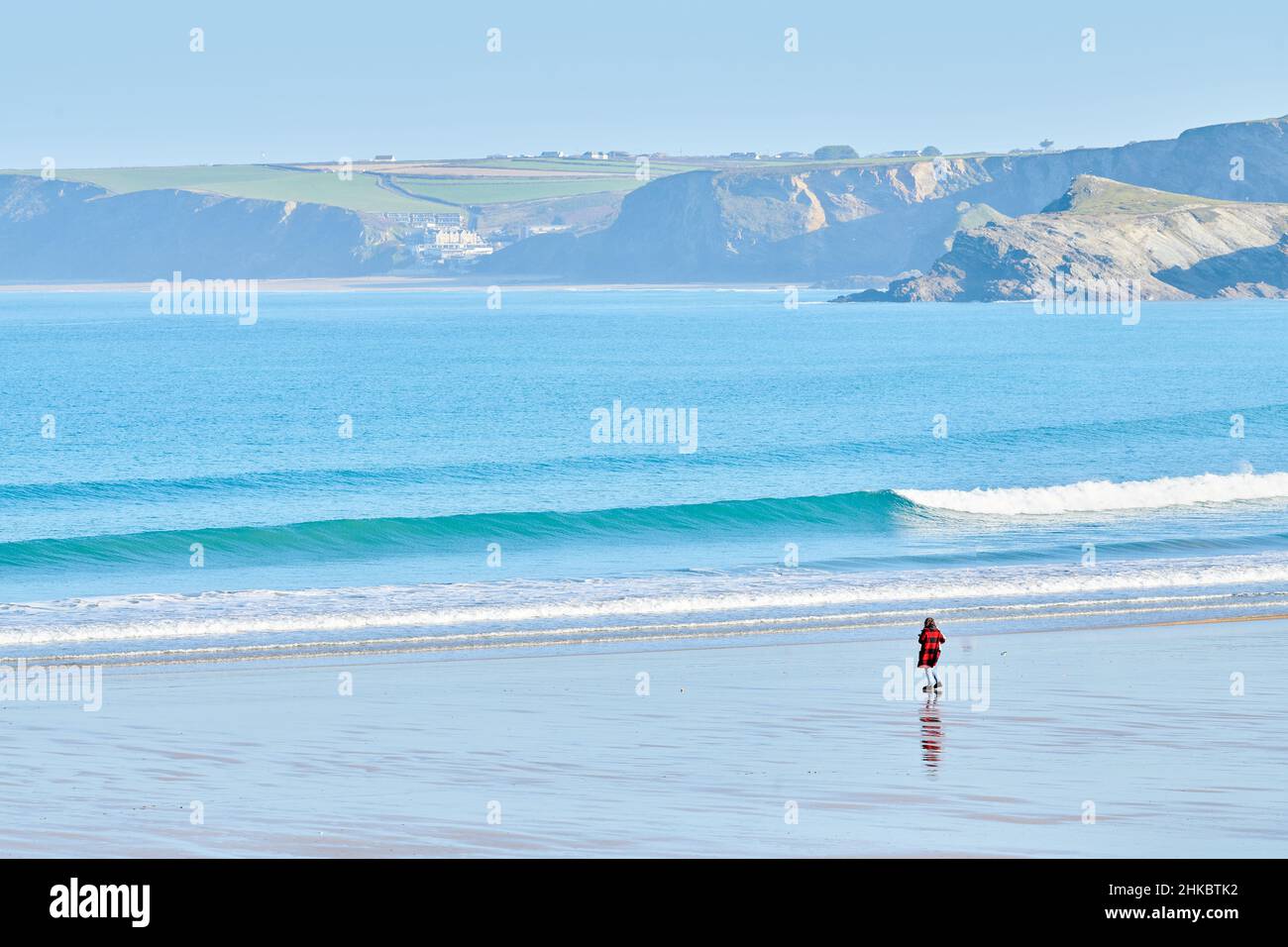 Personne solitaire sur une plage de Towan déserte, Newquay, Cornwall, Angleterre. Banque D'Images