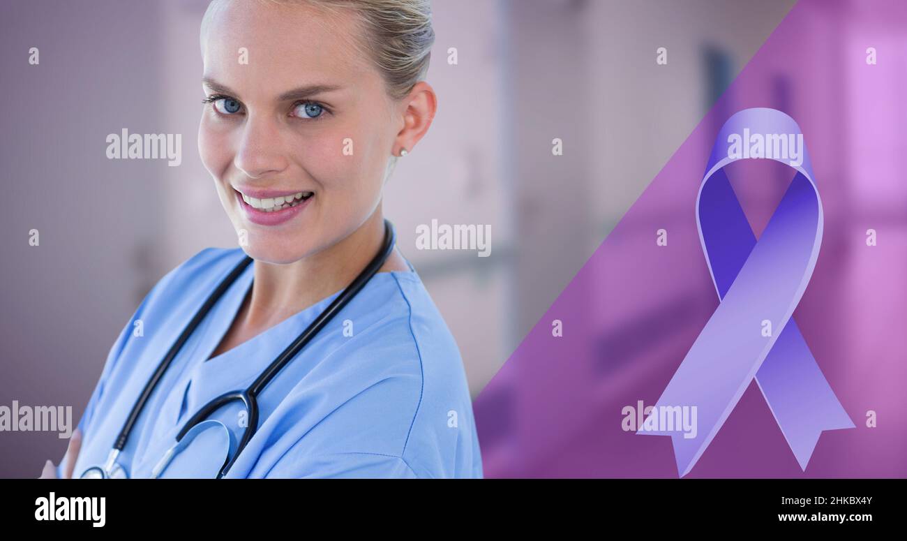 Image composite numérique du ruban bleu du cancer et du sourire de jeune femme du caucase Banque D'Images