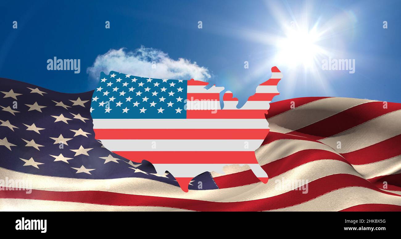 Image composite numérique de la carte des états-unis avec motif rayé, formes d'étoiles sur le drapeau américain et le ciel Banque D'Images