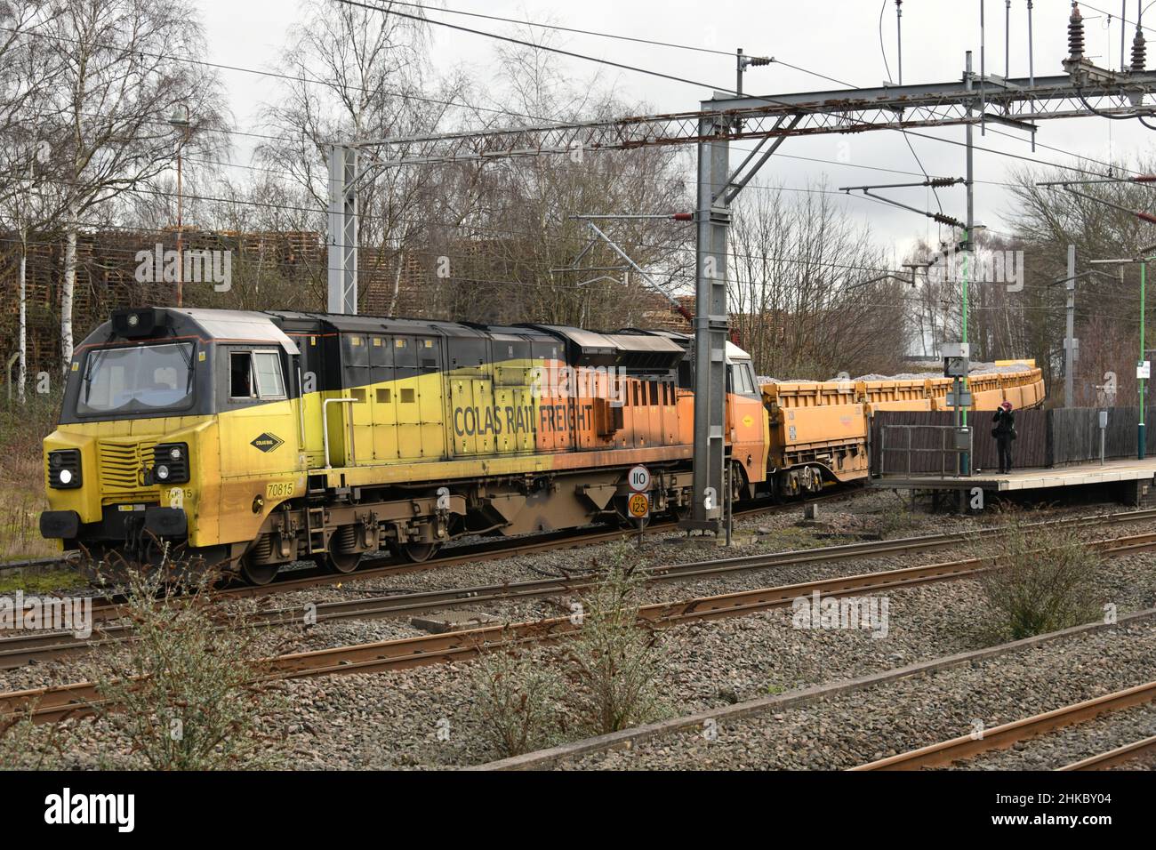 Colas Rail Liveried classe 70 numéro 70815 travaillant un train de ballast Mountsorrel Tarmac à Carlisle New Yard rejoint le WCML à Lichfield Trent Valley Banque D'Images