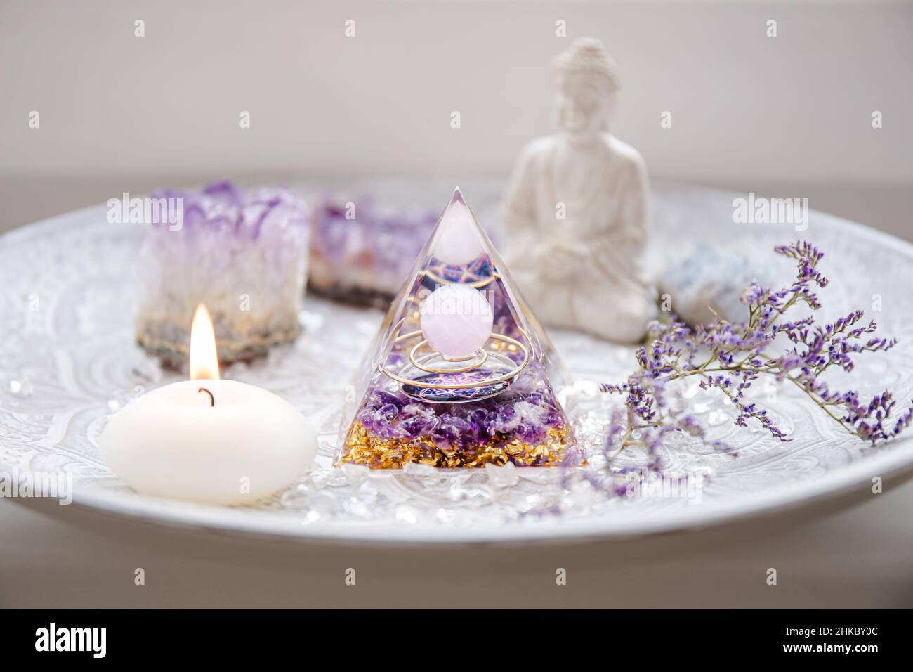 Petit autel avec Orgonite ou Orgone pyramide à l'intérieur de la maison.Convertir l'énergie négative en énergie positive et avoir des pouvoirs de guérison. Banque D'Images