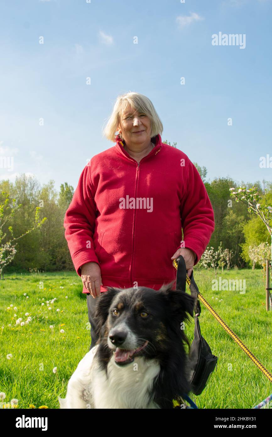 Heidi, Un marcheur de chiens à Watercress Orchard’s, Ashford Banque D'Images