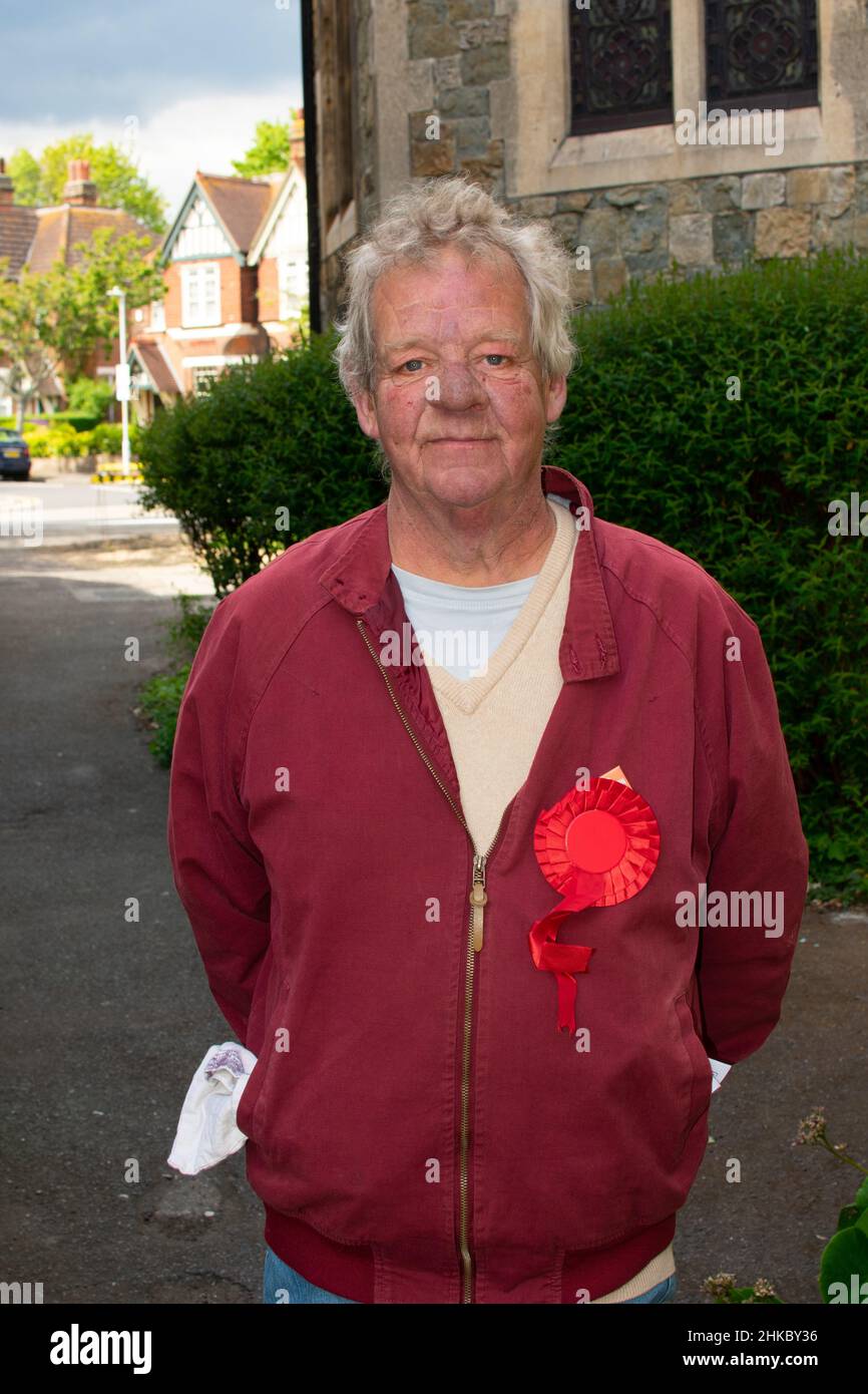 Un caissier pour le Parti travailliste aux élections locales de 2019, au Chruch communautaire de Kent-Sud à Folkestone. Banque D'Images