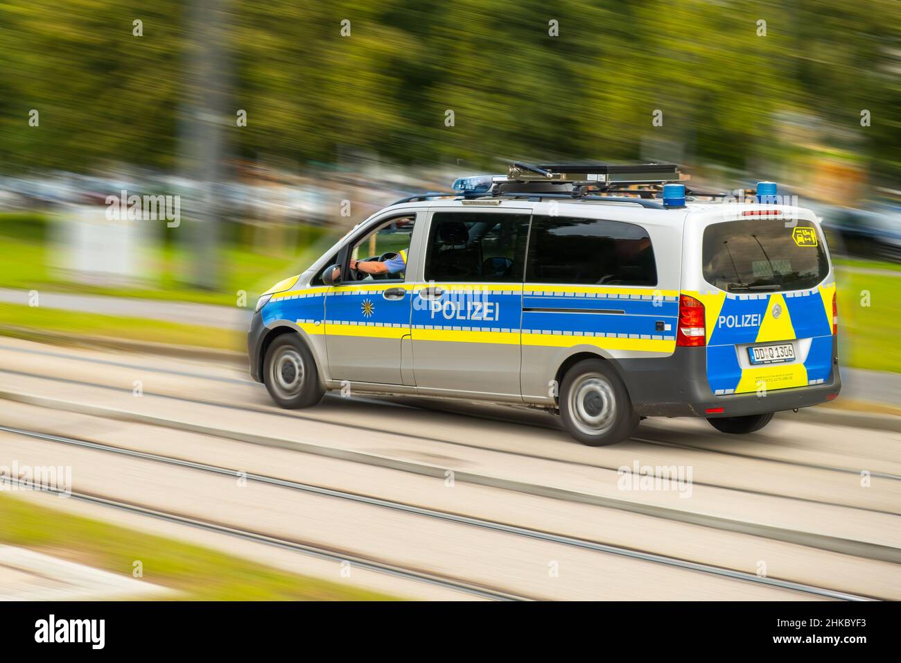 Voiture de police allemande avec des lettres Polizei conduit rapidement sur appel dans la rue.Voiture de police se précipitant sur un accident dans une rue floue, janvier 2022, Dresde, Allemagne. Banque D'Images