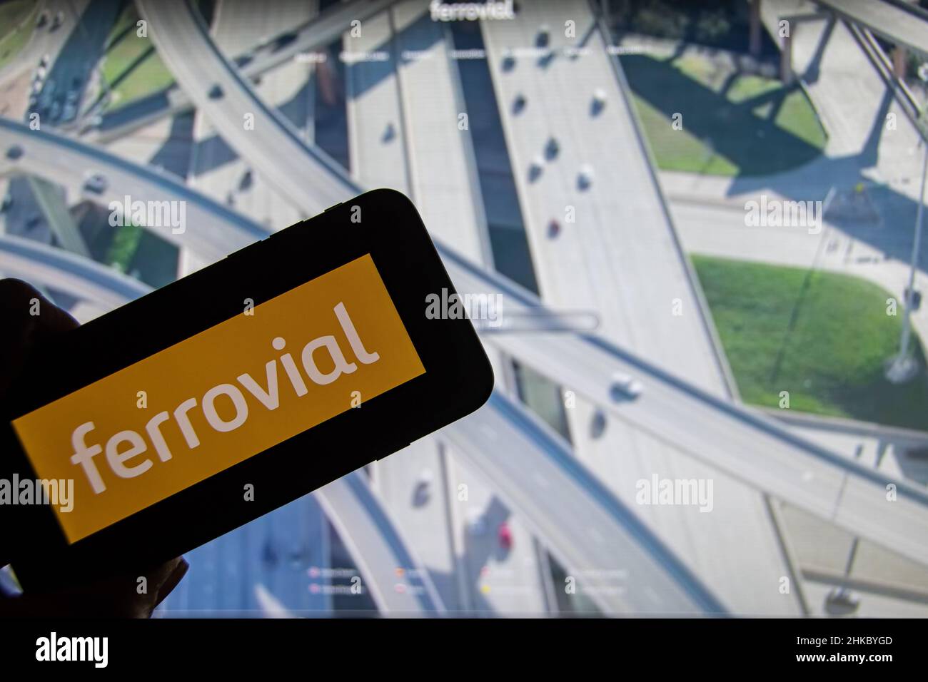 Rheinbach, Allemagne 2 février 2022, le logo de la société de construction espagnole Ferrovial sur l'affichage d'un smartphone Banque D'Images