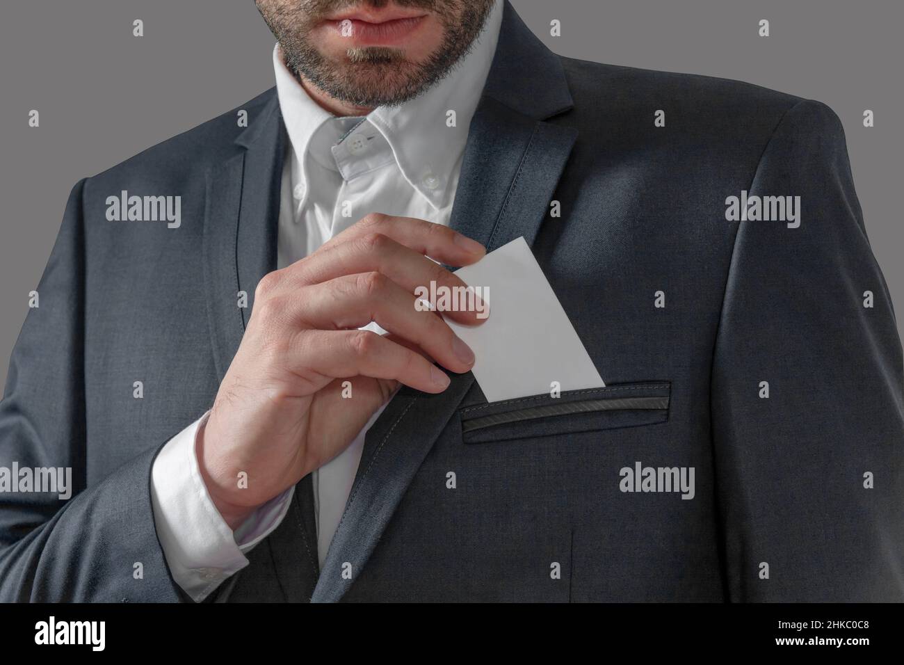 Partie du corps de l'homme qui sort la carte de visite de la poche de Banque D'Images