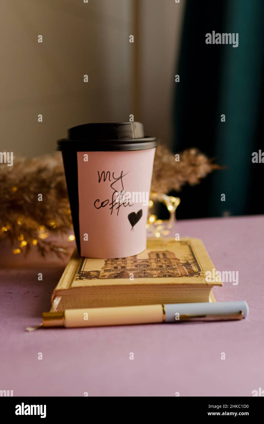 Tasse de café et carnet ouvert sur table.Photo de haute qualité Banque D'Images