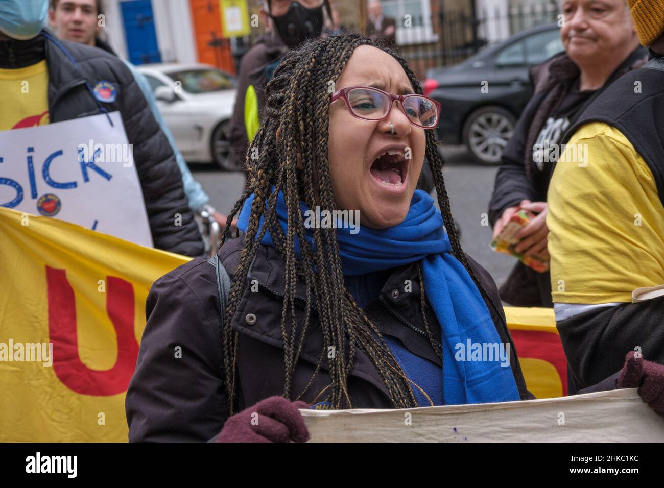 Londres, Royaume-Uni, 3rd février 2022.Un attaquant enceinte qui ne pourra obtenir que la maternité minimum prévue par la loi - beaucoup moins que les employés DE GOSH un rassemblement soutenant les gardes de sécurité à l'hôpital Great Ormond Street lors d'une grève de six semaines pour l'égalité et contre la discrimination raciale.Les travailleurs noirs, bruns et migrants sont en grande partie externalisés et exigent des prestations de maladie, des congés annuels et des heures supplémentaires similaires aux travailleurs blancs en grande partie directement employés par l'hôpital.Leur employeur Carlisle et l'hôpital ont tous deux refusé de négocier.Les députés syndicaux Richard Burgon et Jeremy Corbyn sont venus prendre la parole en supp Banque D'Images