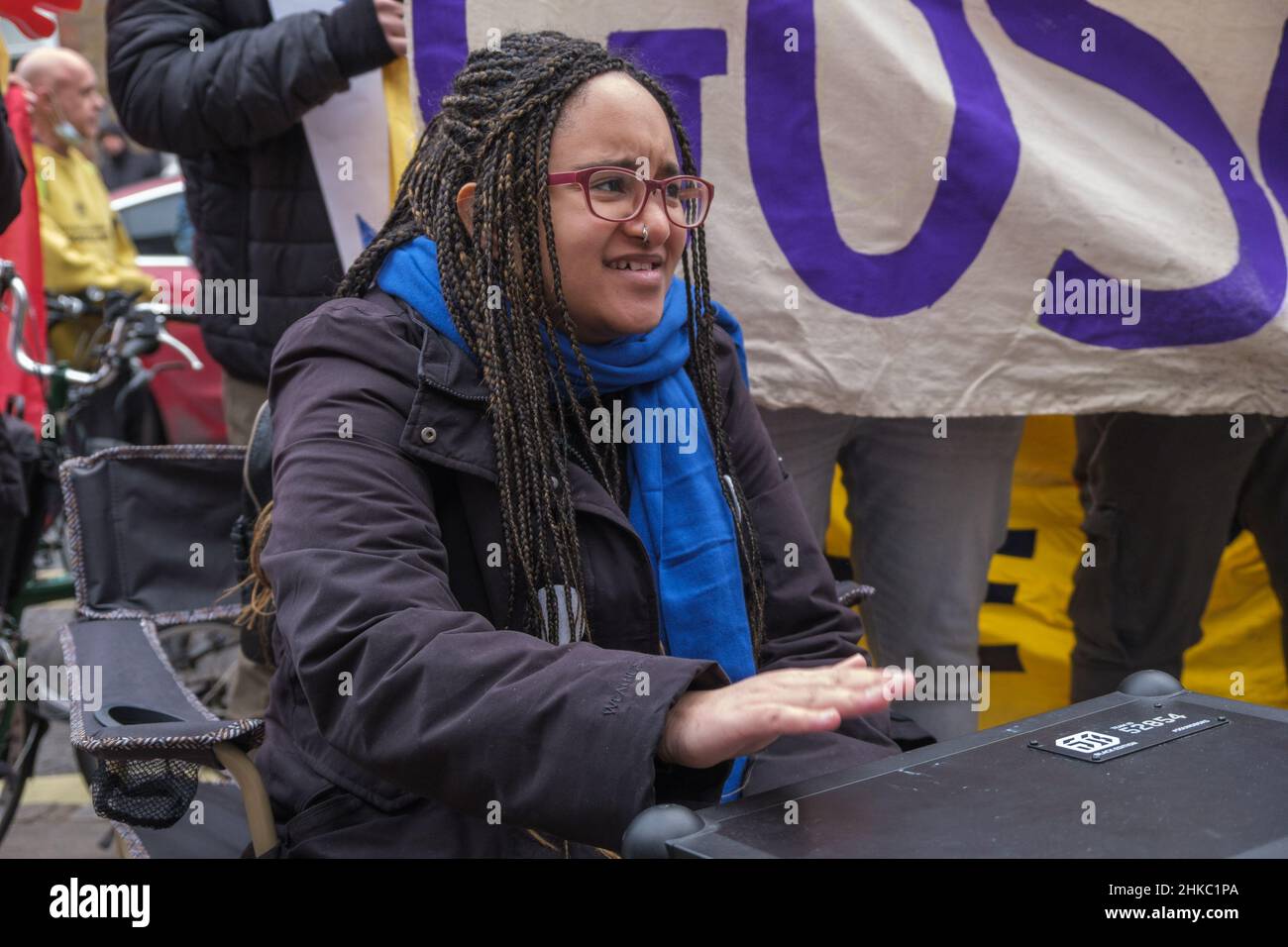 Londres, Royaume-Uni, 3rd février 2022.Un attaquant enceinte qui n'aura droit qu'à la maternité prévue par la loi - beaucoup moins que les employés DE GOSH - se met à la porte des gardes de sécurité de l'hôpital Great Ormond Street lors d'une grève de six semaines pour l'égalité et contre la discrimination raciale.Les travailleurs noirs, bruns et migrants sont en grande partie externalisés et exigent des prestations de maladie, des congés annuels et des heures supplémentaires similaires aux travailleurs blancs en grande partie directement employés par l'hôpital.Leur employeur et l'hôpital ont tous deux refusé de négocier.Peter Marshall/Alay Live News Banque D'Images