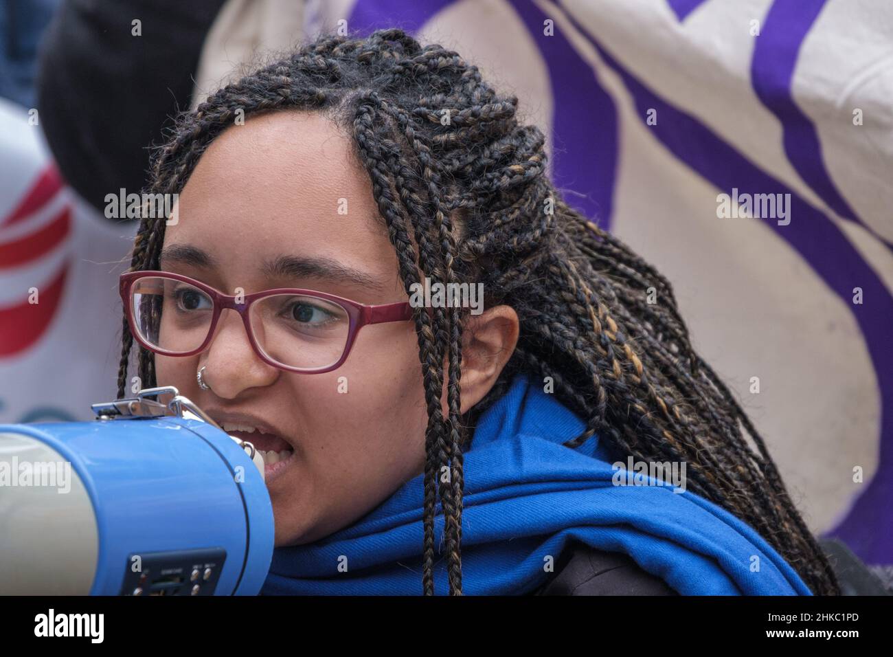 Londres, Royaume-Uni, 3rd février 2022.Un attaquant enceinte qui ne pourra obtenir que la maternité prévue par la loi - beaucoup moins que les employés DE GOSH parle au rassemblement des gardes de sécurité de l'hôpital Great Ormond Street lors d'une grève de six semaines pour l'égalité et contre la discrimination raciale.Les travailleurs noirs, bruns et migrants sont en grande partie externalisés et exigent des prestations de maladie, des congés annuels et des heures supplémentaires similaires aux travailleurs blancs en grande partie directement employés par l'hôpital.Leur employeur et l'hôpital ont tous deux refusé de négocier.Peter Marshall/Alay Live News Banque D'Images