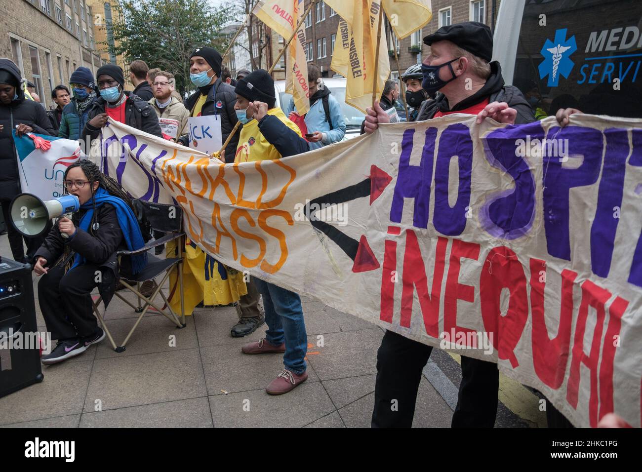 Londres, Royaume-Uni, 3rd février 2022.Un attaquant enceinte qui ne pourra obtenir que la maternité prévue par la loi - beaucoup moins que les employés DE GOSH parle au rassemblement des gardes de sécurité de l'hôpital Great Ormond Street lors d'une grève de six semaines pour l'égalité et contre la discrimination raciale.Les travailleurs noirs, bruns et migrants sont en grande partie externalisés et exigent des prestations de maladie, des congés annuels et des heures supplémentaires similaires aux travailleurs blancs en grande partie directement employés par l'hôpital.Leur employeur et l'hôpital ont tous deux refusé de négocier.Peter Marshall/Alay Live News Banque D'Images