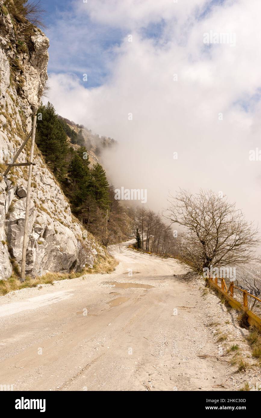 Route de gravier boueuse à Alpi Apuane, Italie. Banque D'Images