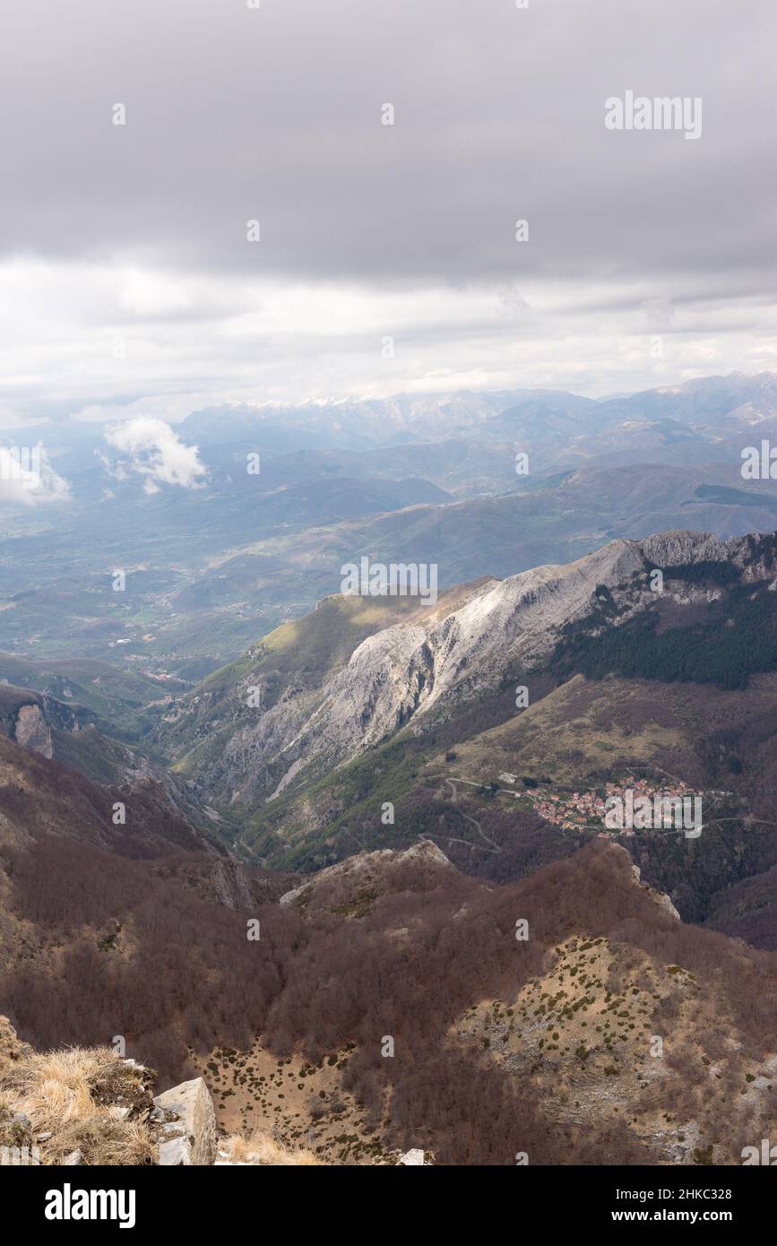 Vue sur la montagne à Alpi Apuane, en Italie, le jour de printemps nuageux. Banque D'Images