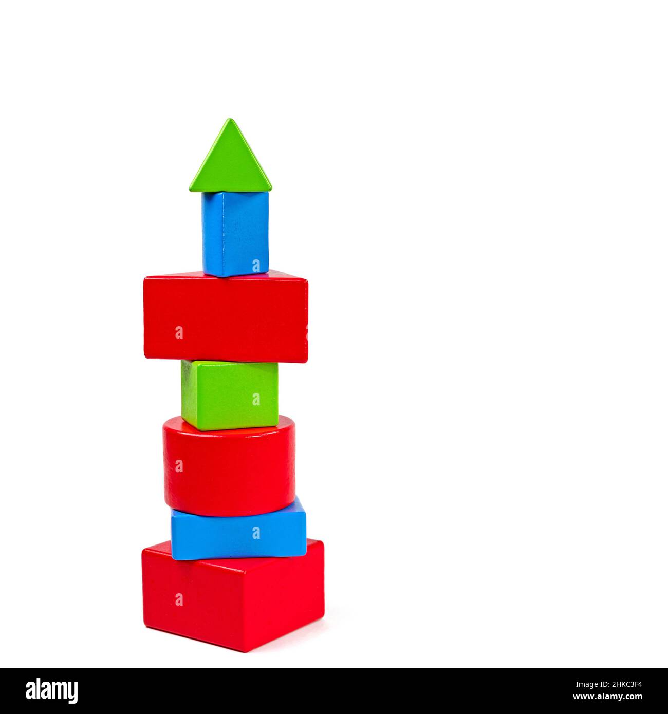 Blocs de construction en bois de différentes formes et couleurs sur fond blanc Banque D'Images