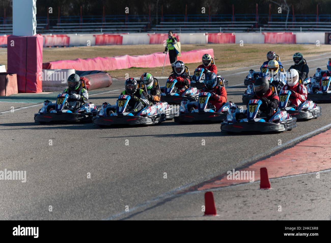 Karting de course pour garçons sur circuit de karting, Tolède, Espagne Banque D'Images